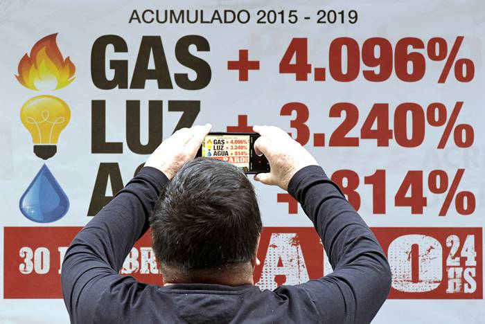 Afiche colocado por el sindicato de trabajadores bancarios argentinos, ayer, en el distrito financiero de Buenos Aires.

 · Foto: Juan Mambromata, AFP