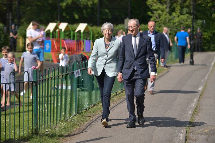 Theresa May, primera ministra británica, y su esposo Philip May, asisten a votar en las elecciones al Parlamento Europeo, ayer, en Londres.

 · Foto: Daniel Leal-Olivas, AFP