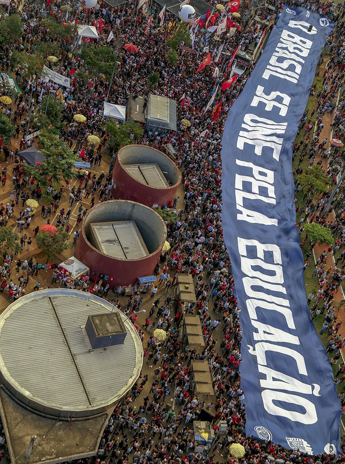 Manifestación de apoyo y defensa de la educación pública, ayer, en San Pablo, Brasil. · Foto: Miguel Schincariol, AFP