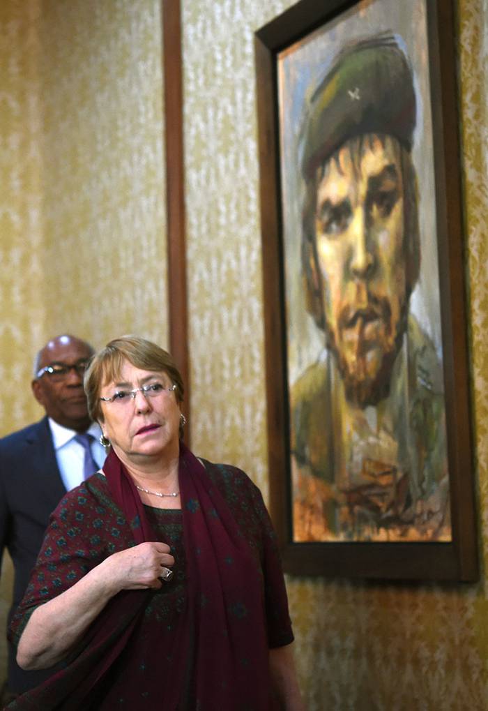 Michelle Bachelet, Alta Comisionada de las Naciones Unidas para los Derechos Humanos, y Aristóbulo Istúriz, ministro de Educación de Venezuela, se dirigen a una reunión en Caracas. · Foto: Yuri Cortez, AFP