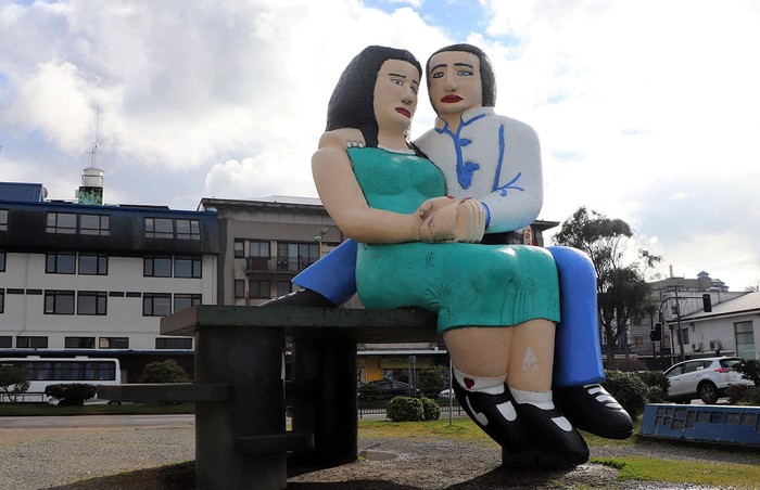 Foto principal del artículo 'Los chilenos rechazaron retirar la “estatua de los enamorados” de Puerto Montt'