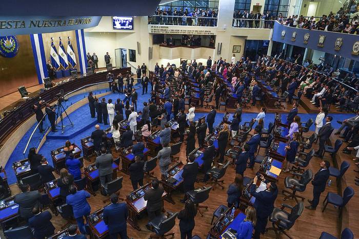 Diputados votan durante la sesión inaugural de la Asamblea Legislativa para el período 2024-2027 en San Salvador el 1 de mayo de 2024.
foto: camilo freedman, afp · Foto: Camilo Freedman, AFP