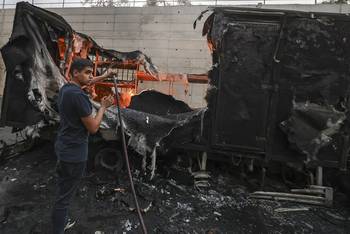 Joven palestino en la aldea Beit Lid, al este de Tulkarm, tras un ataque de colonos israelíes. · Foto: Jaafar Ashtiyeh, AFP