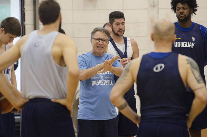 Rubén Magnano, director técnico de la selección, en un entrenamiento, el viernes en el centro de entrenamiento de la Federación Uruguaya de Basket-Ball. · Foto: Alessandro Maradei