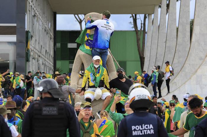 Partidarios del expresidente brasileño Jair Bolsonaro durante la invasión al Palacio Presidencial de Planalto en Brasilia el 8 de enero de 2023. · Foto: Sergio Lima, AFP