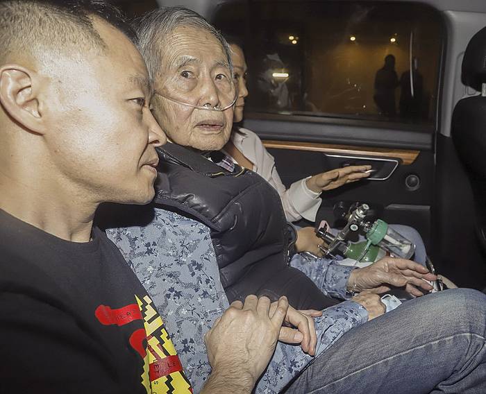 El expresidente de Perú Alberto Fujimori, junto a sus hijos Kenji y Keiko, tras su liberación de
la prisión de Barbadillo, al este de Lima, el 6 de diciembre. · Foto: Renato Pajuelo, AFP