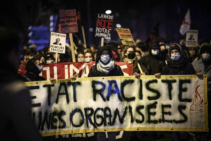 Manifestación contra la nueva ley de inmigración de Francia, en Nantes, oeste de Francia, el 25 de enero. · Foto: Loic Venance, AFP