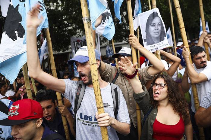 Manifestantes frente al Ministerio de Capital Humano de Argentina. · Foto: Tomás Cuesta, AFP