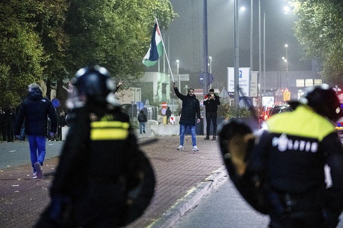 Agentes de policía de la Unidad Móvil y manifestantes durante una movilización pro palestina al margen del partido UEFA Europa League entre el Ajax y el Maccabi Tel Aviv, en Ámsterdam. · Foto: Roen Jumelet, ANP, AFP