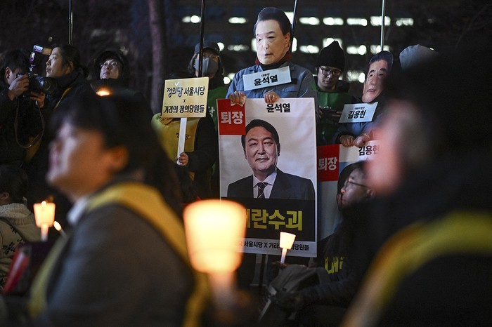 Protesta para pedir la destitución del presidente de Corea del Sur, Yoon Suk-yeol, frente a la Asamblea Nacional en Seúl. · Foto: Phillip Fong, AFP