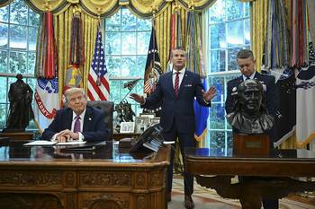 Donald Trump, el secretario de Defensa, Pete Hegseth y el jefe de Estado Mayor Conjunto, general Dan Caine, en la oficina Oval donde Trump firmó órdenes ejecutivas. · Foto: Mandel Ngan, AFP