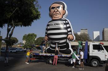 Estudiantes brasileños con un muñeco de Jair Bolsonaro en Brasilia. · Foto: Pablo Porciúncula, AFP