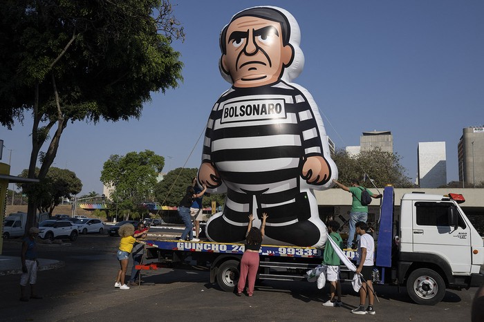 Estudiantes brasileños con un muñeco Jair Bolsonaro en Brasilia. · Foto: Pablo Porciúncula, AFP