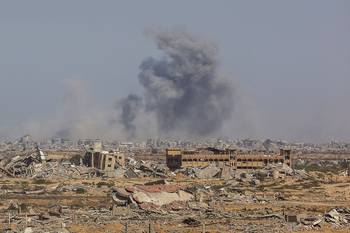 Ataque israelí en la ciudad de Gaza, visto desde Nuseirat. · Foto: Omar Al-Qattaa, AFP