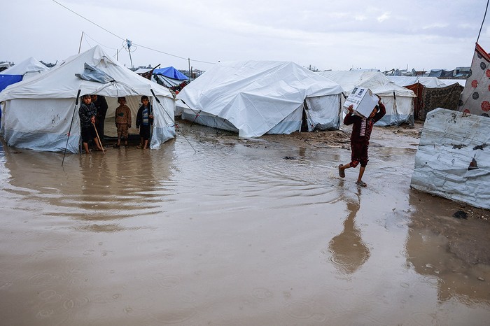 Campamento improvisado que alberga a palestinos desplazados tras las fuertes lluvias en el barrio de Zeitoun, en la ciudad de Gaza. · Foto: Omar Al-Qattaa, AFP