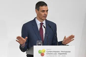Pedro Sánchez, durante una rueda de prensa con el primer ministro portugués, Luís Montenegro, en Palos de la Frontera. · Foto: Cristina Quicler, AFP