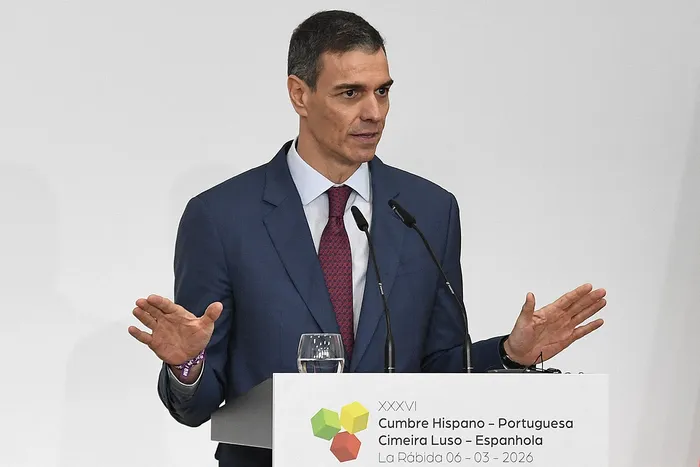 Pedro Sánchez, durante una rueda de prensa con el primer ministro portugués, Luís Montenegro, en Palos de la Frontera. · Foto: Cristina Quicler, AFP