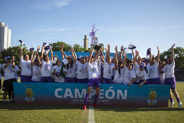 Las jugadoras de Defensor Sporting, tras recibir el trofeo del Campeonato Urguayo de la divisional B.  · Foto: .