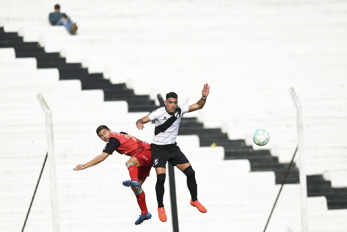 Pedro Silva, de Boston River, y  José Luis Rodríguez, de Danubio, en el estadio Jardines del Hipódromo María Mincheff. · Foto: Fernando Morán