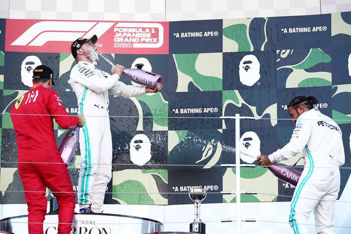 Sebastian Vettel, de Ferrari (segundo), Valtteri Bottas (primero) y Lewis Hamilton (segundo), de Mercedes Benz, en el podio del Gran Premio de Japón, en el circuito de Suzuka. · Foto: Behrouz Mehri, AFP