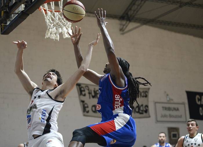 Hernando Cáceres, de Capitol, y Dominique Morrison, de Nacional, el jueves, en el gimnasio de Capitol. · Foto: Alessandro Maradei