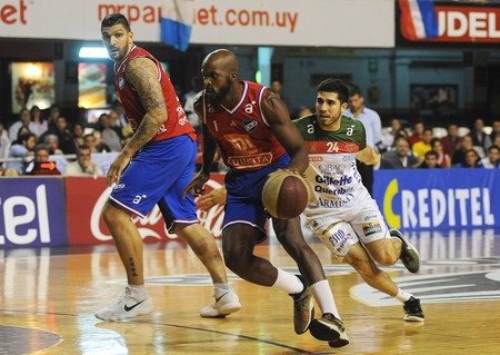 Esteban Batista yAntonhy Danridge, de Nacional, y Federico Pereiras, de Aguada, el viernes en el Palacio Peñarol. · Foto: Federico Gutiérrez Esteban Batista yAntonhy Danridge, de Nacional, y Federico Pereiras, de Aguada, el viernes en el Palacio Peñarol. · Foto: Federico Gutiérrez