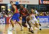 Esteban Batista yAntonhy Danridge, de Nacional, y Federico Pereiras, de Aguada, el viernes en el Palacio Peñarol. · Foto: Federico Gutiérrez Esteban Batista yAntonhy Danridge, de Nacional, y Federico Pereiras, de Aguada, el viernes en el Palacio Peñarol. · Foto: Federico Gutiérrez