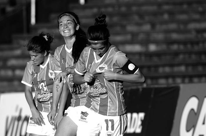 Mariana Pión, Lorena Graña y Yamila Badell, el martes, durante el partido ante UAI Urquiza. • foto: pablo vignali
