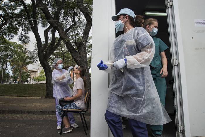 Personal de la salud realizando hisopados, el 29 de diciembre, en el Parque Rodó. · Foto: Natalia Rovira