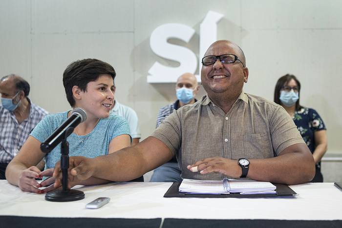 Amira Fagúndez y José Olivera, el 8 de diciembre, en  la conferencia de prensa en el PIT-CNT. · Foto: .