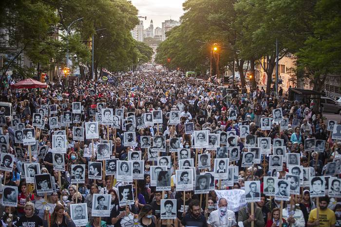 Manifestación con la consigna “Contra la prisión domiciliaria de los genocidas” por la Avenida Libertador · Foto: .