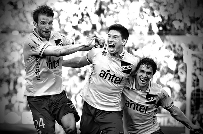 Iván Alonso, Santiago Romero y Sebastián Fernández, ayer, tras el cuarto gol de Nacional ante Defensor Sporting, en el Parque Central. / Foto: Javier Calvelo