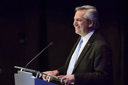 El candidato presidencial argentino Alberto Fernández, del partido "Frente de Todos", durante el primer debate presidencial, ayer, en Santa Fe. El candidato presidencial argentino Alberto Fernández, del partido "Frente de Todos", durante el primer debate presidencial, ayer, en Santa Fe.