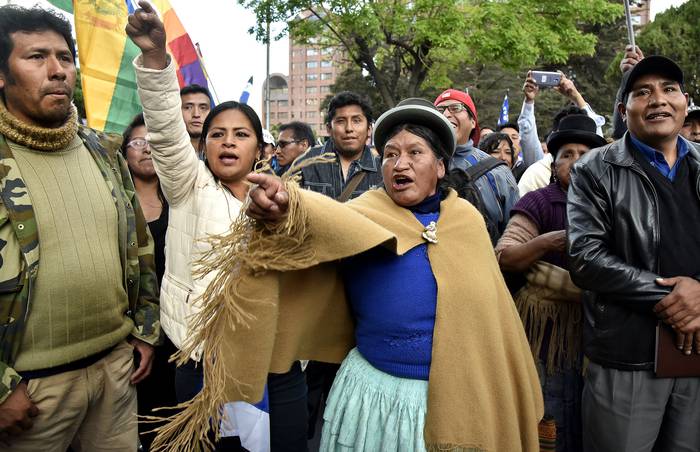 Partidarios del presidente de Bolivia, Evo Morales, fuera del hotel donde el Tribunal Supremo Electoral realiza el escrutinio, ayer, en La Paz. · Foto: Aizar Raldes, AFP