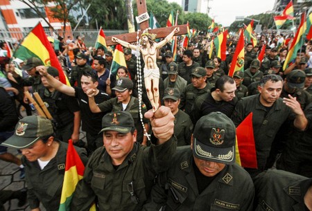 Marcha de policías en Santa Cruz, Bolivia, para celebrar el golpe de Estado al gobierno del presidente Evo Morales.
· Foto: Daniel Walker, AFP Marcha de policías en Santa Cruz, Bolivia, para celebrar el golpe de Estado al gobierno del presidente Evo Morales.
· Foto: Daniel Walker, AFP