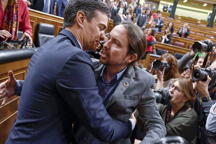 Pedro Sánchez, jefe de gobierno español, y Pablo Iglesias, líder de Podemos, luego de la votación parlamentaria, en el Congreso español, en Madrid. · Foto: Pierre Philippe Marcou, AFP