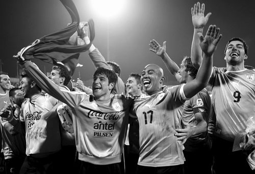 Nicolás Lodeiro, Egidio Arévalo Ríos y Luis Suárez, ayer, al final del partido con Jordania en Amman. Foto: s/d de autor, Afp