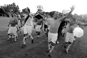 Los jugadores de Danubio festejan la conquista del Torneo Apertura, ayer, en el estadio Casto Martínez Laguarda de San José. Foto: Alberto Torterolo