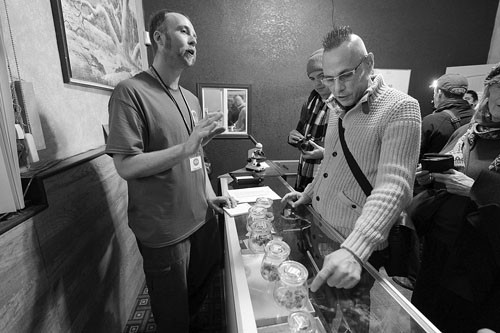 Un cliente compra marihuana en uno de los 160 establecimientos que desde ayer vende de forma legal esta sustancia, en Denver, Colorado, Estados Unidos. Foto: Bob Pearson, Efe