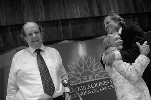 John Biehl, Belela Herrera y Luis Almagro, ayer, en el anﬁteatro del Ministerio de Relaciones Exteriores. Foto: Nicolás Celaya