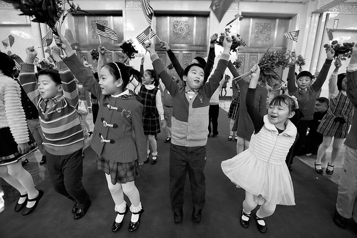 Niños chinos mientras practican para dar la bienvenida al presidente de Estados Unidos, Barack Obama, ayer, en el Gran Palacio del Pueblo en Pekín (China). / Foto: How Hwee Young