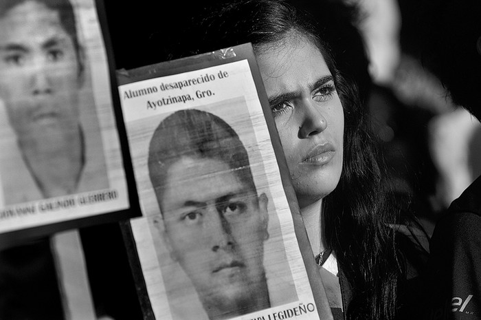 Movilización contra la detención y desaparición de los 43 estudiantes de Ayotzinapa, ayer, en la Embajada de México en Montevideo. / Foto: Javier Calvelo