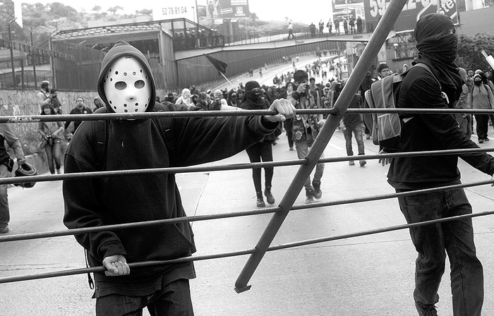 Unos 500 jóvenes bloquearon ayer una de las avenidas de ingreso al Aeropuerto Internacional de Ciudad de México, en el inicio de una jornada de protestas a nivel nacional. /Foto: Pablo Salazar Solís, Efe