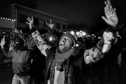 Manifestantes protestan en Ferguson, Missouri, Estados Unidos, después de que la Justicia decidió no imputar al policía Darren Wilson por la muerte del joven Michael Brown. / Foto: Alexey Furman