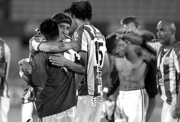 Los jugadores de Racing festejan el triunfo ante Peñarol, ayer, en el estadio Centenario. Foto: Sandro Pereyra