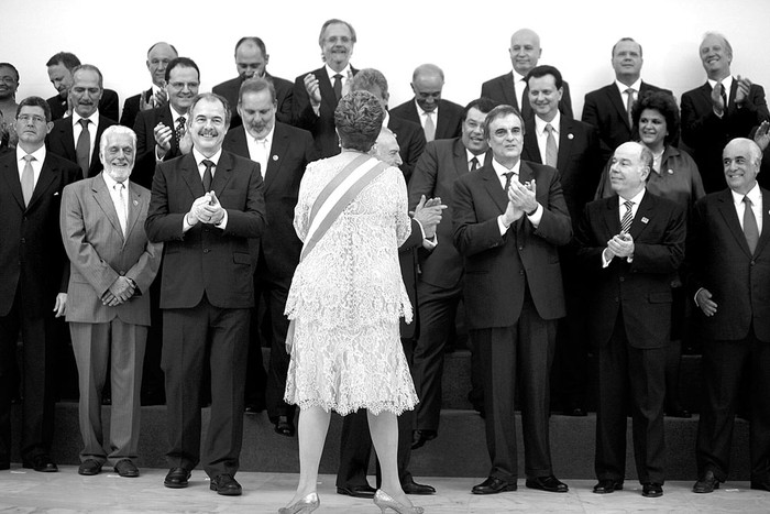 La presidenta brasileña, Dilma Rousseff, hablando a sus nuevos ministros, ayer, antes de la foto oficial, en la ceremonia de investidura en Brasilia (Brasil). Foto: Fernando Bizerra Jr, Efe