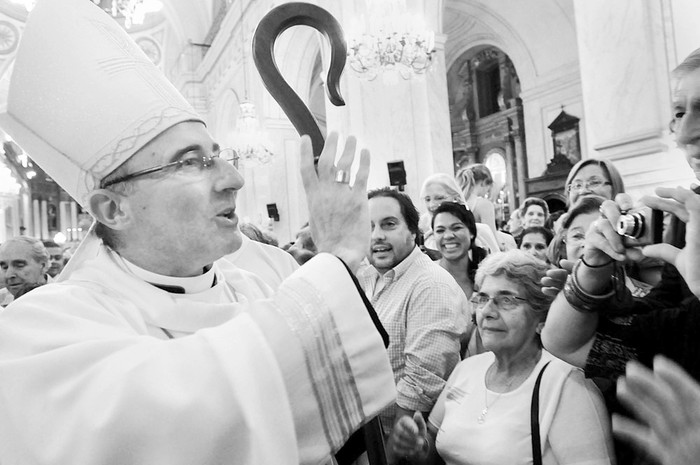 Daniel Sturla durante la ceremonia de asunción como arzobispo de Montevideo en la catedral. Foto: Sandro Pereyra (archivo, marzo de 2014)
