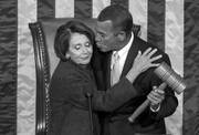 El republicano John Boehner recibe el mazo de mano de la demócrata Nancy Pelosi, al ser reelegido presidente de la Cámara de Representantes, ayer en Washington DC, Estados Unidos. Foto: Jim Lo Scalzo, Efe
