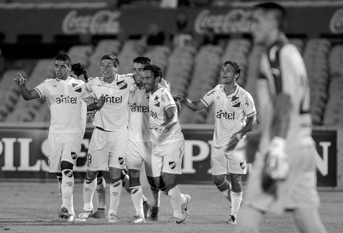 Los jugadores de Nacional festejan el primer gol ante Peñarol, anoche, en el estadio Centenario. Foto: Sandro Pereyra