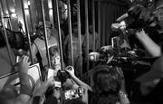 Viviana Fein, la fiscal que investiga la muerte de Alberto Nisman, ayer, en la entrada del edificio en el que fue hallado muerto el fiscal, en el barrio de Puerto Madero. Foto: David Fernández, Efe